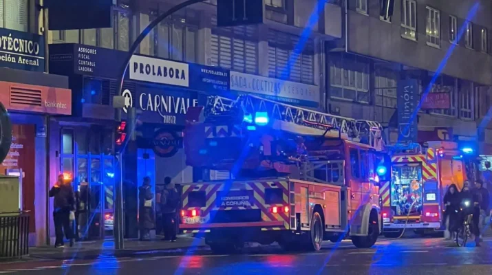 Segundo incidente con fuego en una hamburguesería de A Coruña en menos de un mes. Intervención nocturna de emergencia