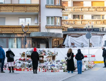 El alcalde de Crans-Montana alega "desconocimiento" sobre la falta de inspecciones en el bar siniestrado