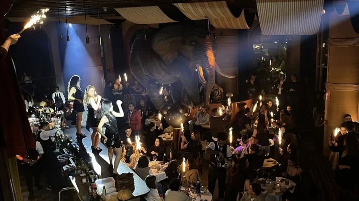 Un incendio con bengalas en un restaurante de Madrid reactiva la alarma sobre la seguridad en locales de ocio. Un incidente nocturno que obligó a evacuar