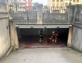 Extinguido sin heridos el fuego en un aparcamiento comunitario de Sarón. Análisis, prevención y seguridad en espacios comunes.