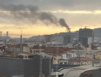 Fuego en Montjuïc: Una densa columna de humo alerta a toda Barcelona