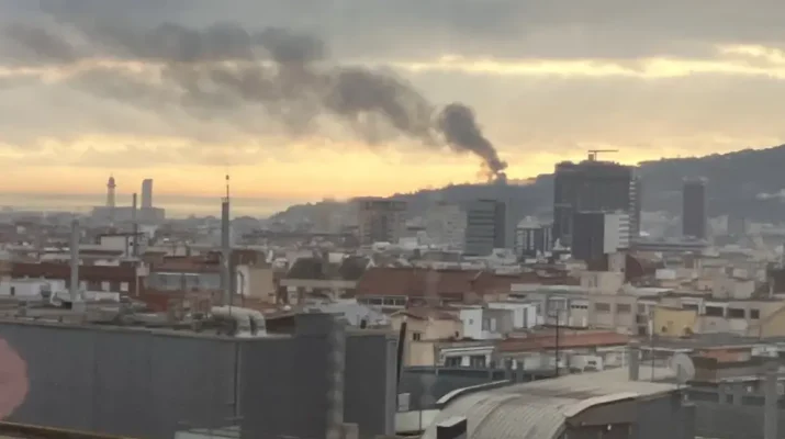 Fuego en Montjuïc: Una densa columna de humo alerta a toda Barcelona