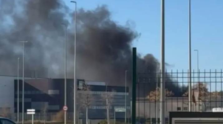 Incendio en una empresa de Plaza: rápida intervención de los Bomberos de Zaragoza