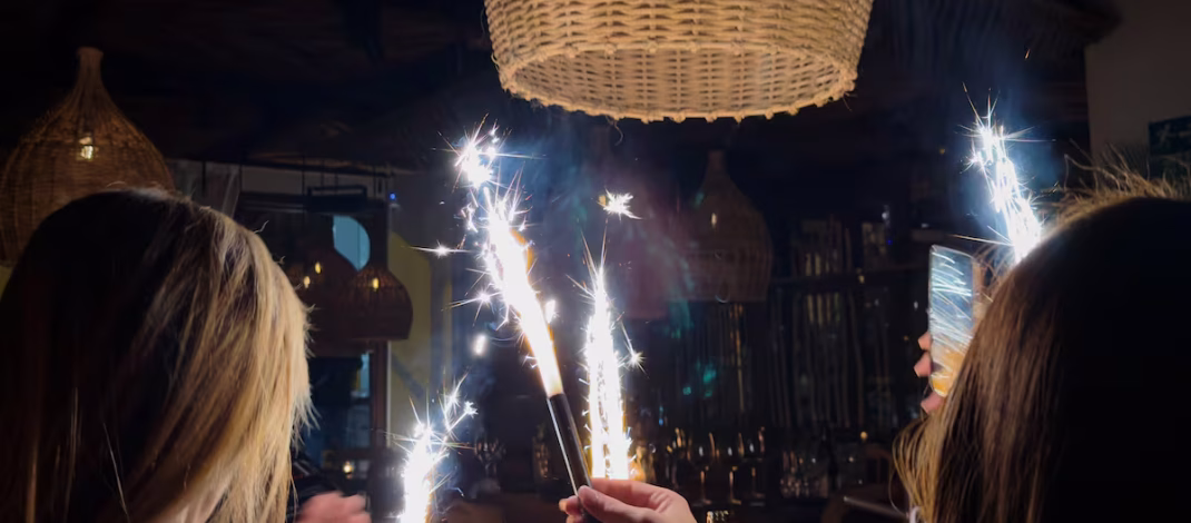 Bengalas con champán y ocio nocturno en La Castellana: cuando la celebración roza el riesgo. La inseguridad se normaliza en el eje más transitado de Madrid.