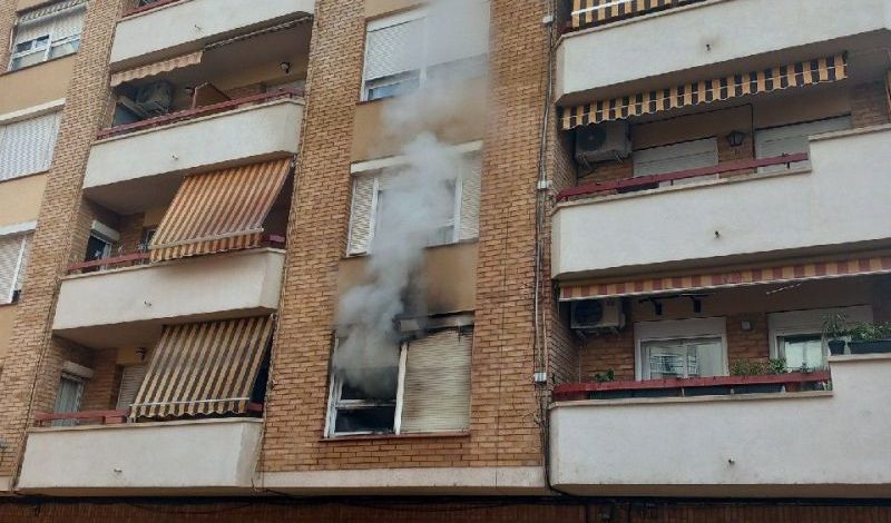 Incendio controlado en una vivienda de Reus: actuación eficaz de los servicios de emergencia.