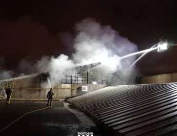 Alerta en Reus: incendio de nave industrial se reaviva y desalojan a decenas de vecinos