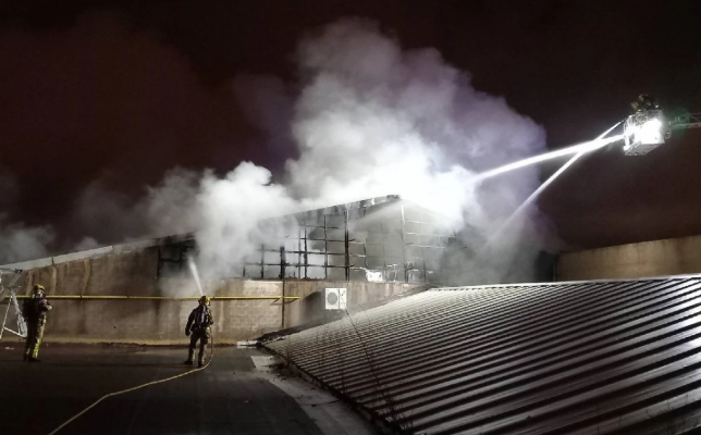 Alerta en Reus: incendio de nave industrial se reaviva y desalojan a decenas de vecinos