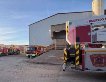 Más de 14 horas de intervención de bomberos por incendio en fábrica cerámica de Yuncos