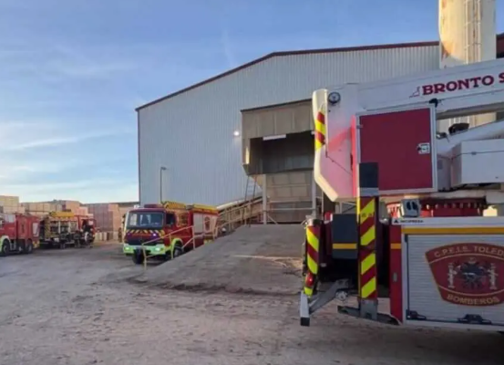 Más de 14 horas de intervención de bomberos por incendio en fábrica cerámica de Yuncos