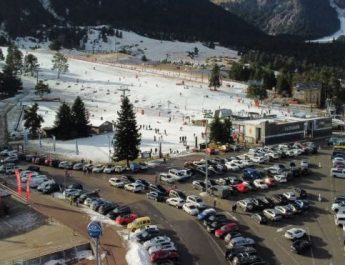 Evacuación urgente en un hotel de La Molina por un incendio en plena mañana. Un suceso que activó todos los protocolos de emergencia.