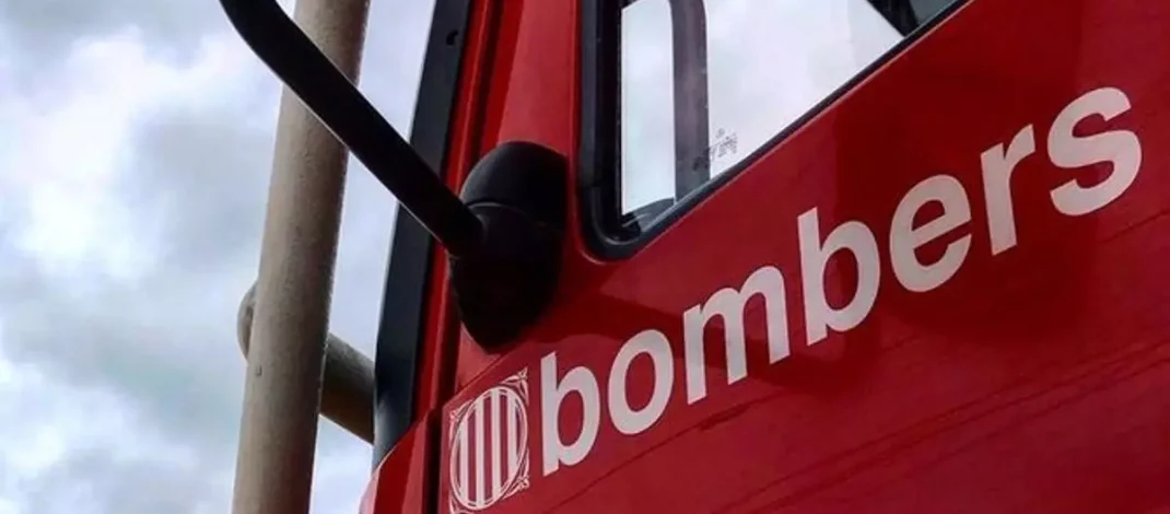 Valls: Confinan el polígono industrial por un incendio en Valls Química