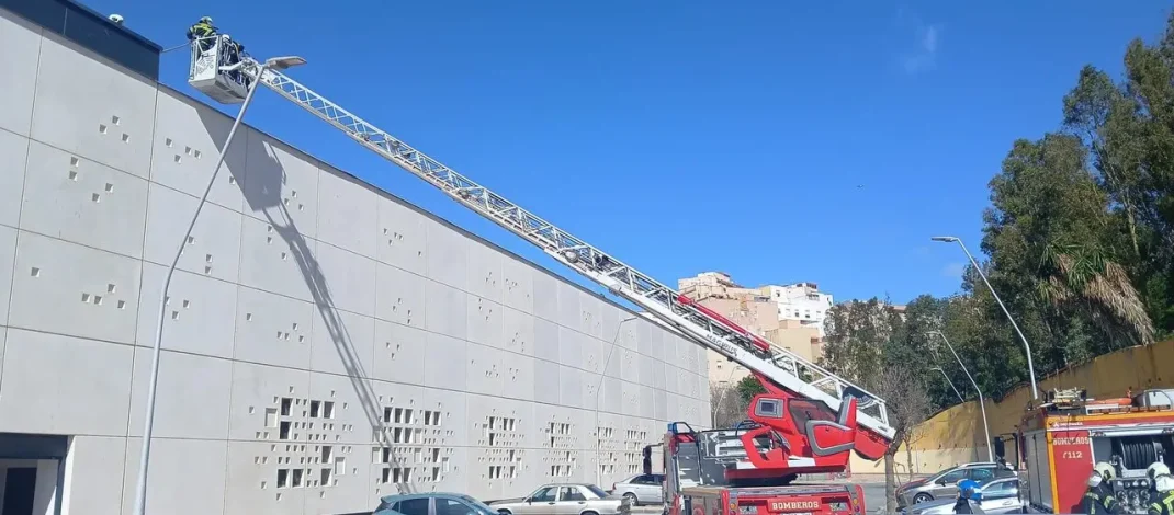 Sofocado un conato de incendio en el Complejo Deportivo Díaz-Flor de Ceuta. Intervención rápida ante un incidente eléctrico