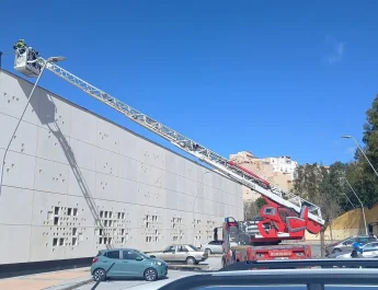 Sofocado un conato de incendio en el Complejo Deportivo Díaz-Flor de Ceuta. Intervención rápida ante un incidente eléctrico