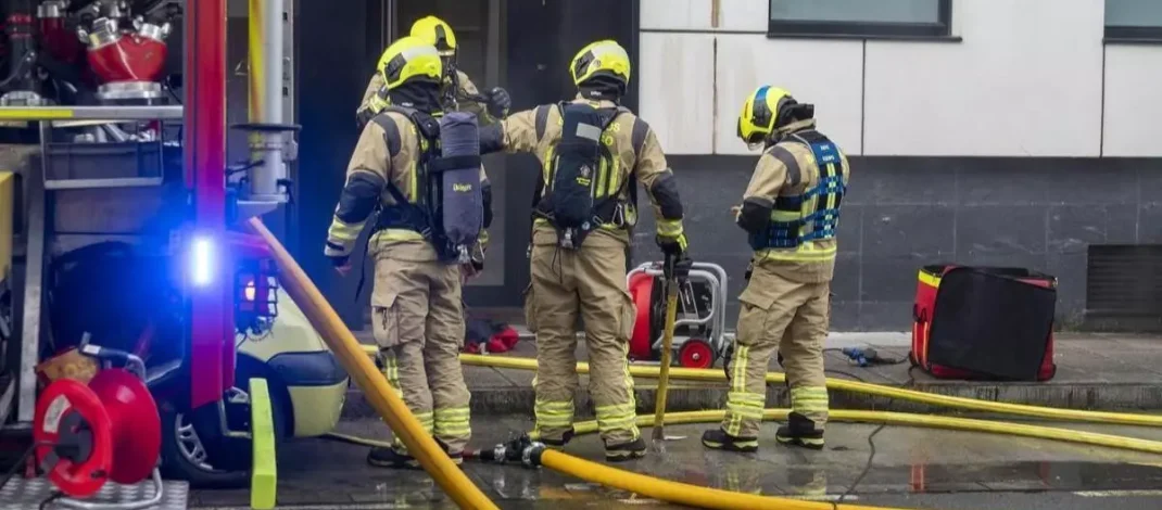 Incendio en una vivienda de Santiago obliga a intervenir a los bomberos tras arder una campana extractora. Rápida actuación