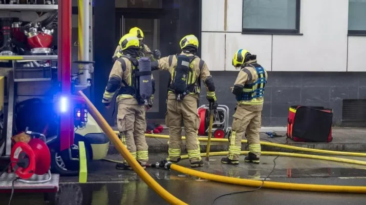 Incendio en una vivienda de Santiago obliga a intervenir a los bomberos tras arder una campana extractora. Rápida actuación