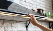 El error más frecuente al usar la campana extractora y cómo evitar que los olores invadan toda la casa. Claves para una ventilación
