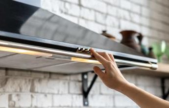 El error más frecuente al usar la campana extractora y cómo evitar que los olores invadan toda la casa. Claves para una ventilación