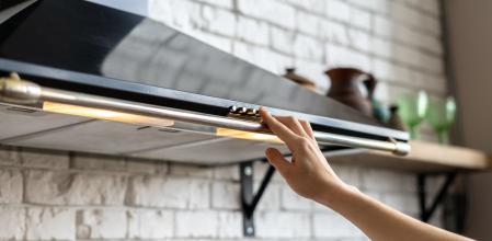 El error más frecuente al usar la campana extractora y cómo evitar que los olores invadan toda la casa. Claves para una ventilación