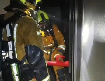 Desalojo nocturno en un hostal de El Altet tras un incendio que obligó a rescates urgentes