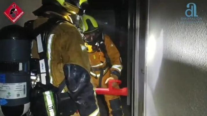 Desalojo nocturno en un hostal de El Altet tras un incendio que obligó a rescates urgentes