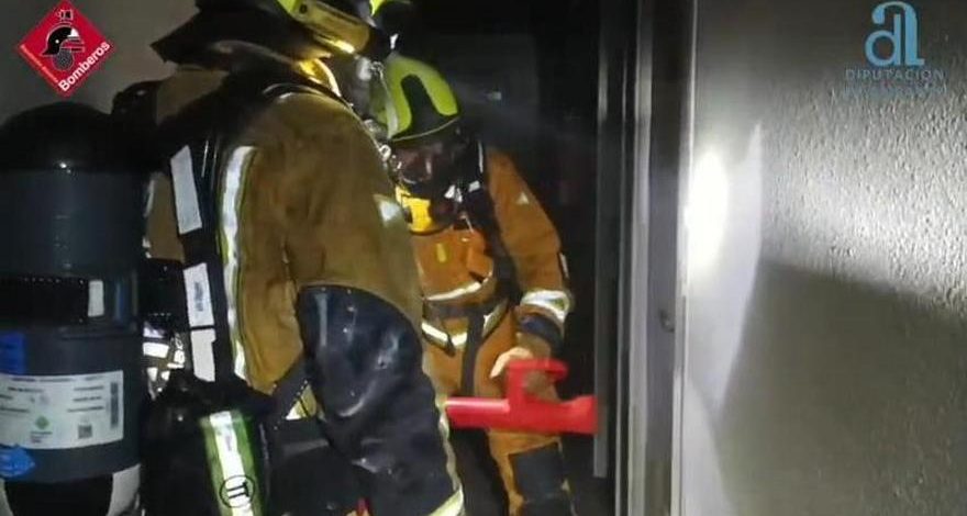 Desalojo nocturno en un hostal de El Altet tras un incendio que obligó a rescates urgentes