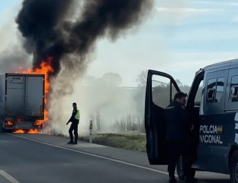 Incendio de camión en la A-6 entre San Esteban del Molar y Cerecinos de Campos genera retenciones y despliegue de emergencias