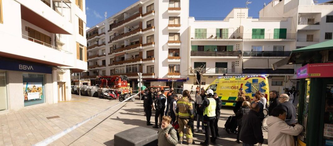 La rápida intervención ciudadana evita un incendio en pleno centro de Ibiza y frena una posible tragedia. Incendio en la calle Fray Vicente Nicolás