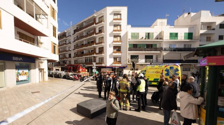 La rápida intervención ciudadana evita un incendio en pleno centro de Ibiza y frena una posible tragedia. Incendio en la calle Fray Vicente Nicolás