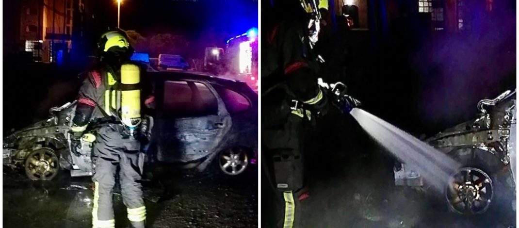 Vehículo calcinado en Torre del Mar: intervención nocturna sin daños personales. Incendio urbano controlado con rapidez y sin víctimas.