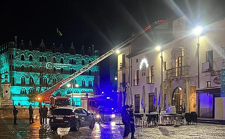 Alarma nocturna por un fuego en la cocina de un restaurante céntrico de León. Incendio controlado sin heridos