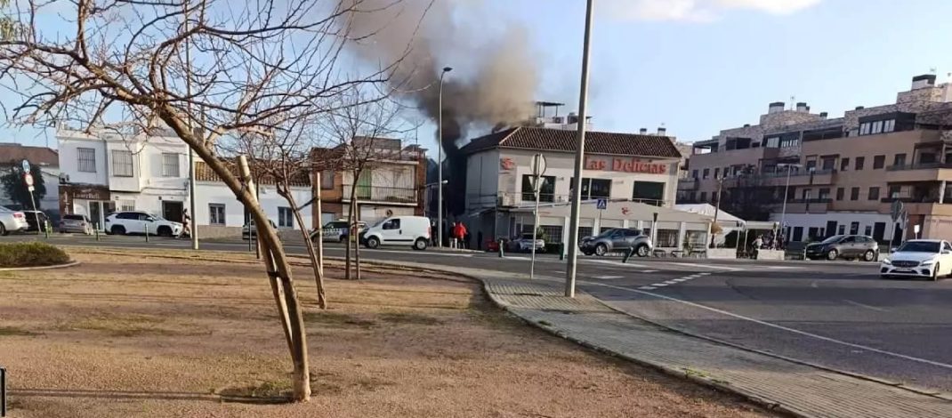 Incendio en la cocina de un restaurante de Córdoba moviliza a bomberos y servicios sanitarios. Intervención urgente tras el aviso al 112