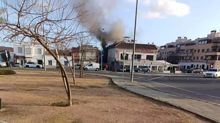 Incendio en la cocina de un restaurante de Córdoba moviliza a bomberos y servicios sanitarios. Intervención urgente tras el aviso al 112
