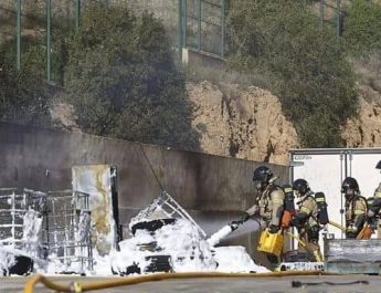 Incendio en nave de Murcia: bomberos en acción
