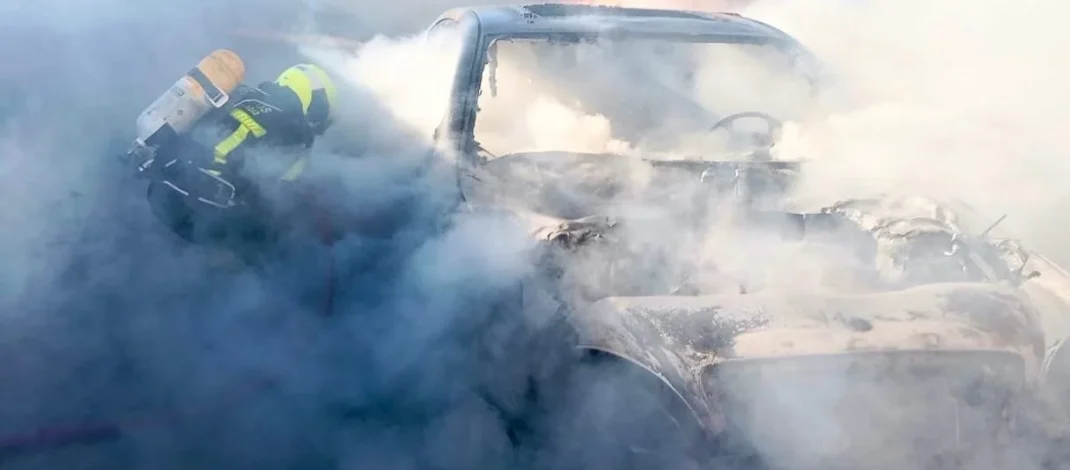 Incendio de vehículo en el Callejón del Águila: rápida intervención evita daños mayores en Chiclana de la Frontera. Fuego declarado