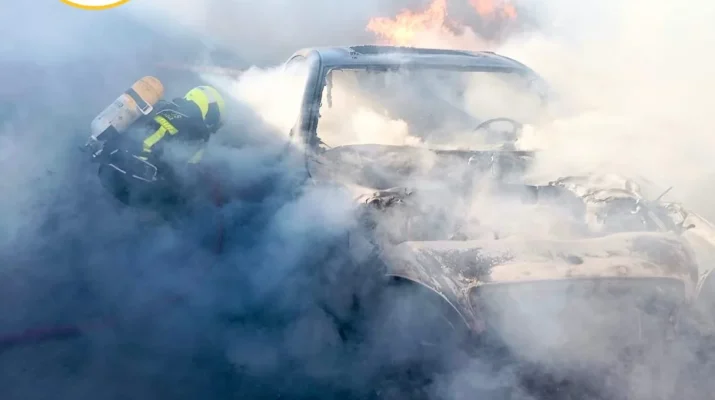 Incendio de vehículo en el Callejón del Águila: rápida intervención evita daños mayores en Chiclana de la Frontera. Fuego declarado