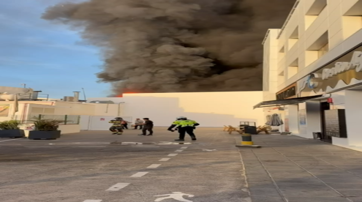 Incendio en una nave industrial de Arrecife provoca desalojos preventivos y alarma ciudadana. Emergencia industrial en Valterra