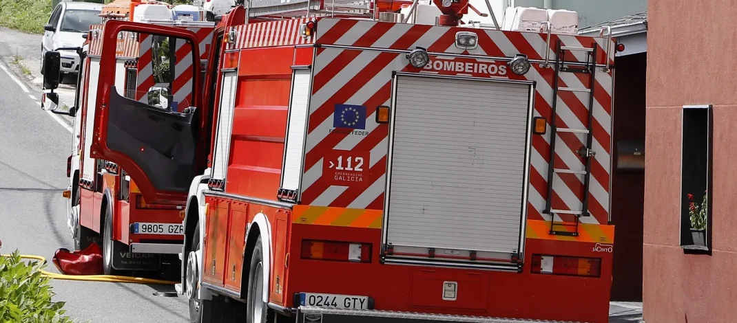 Un descuido doméstico provoca un incendio que destruye una cocina en Celeiro, Viveiro. Un fuego repentino que obligó a evacuar