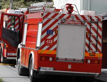Un descuido doméstico provoca un incendio que destruye una cocina en Celeiro, Viveiro. Un fuego repentino que obligó a evacuar