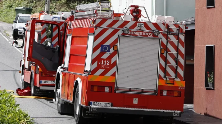 Un descuido doméstico provoca un incendio que destruye una cocina en Celeiro, Viveiro. Un fuego repentino que obligó a evacuar