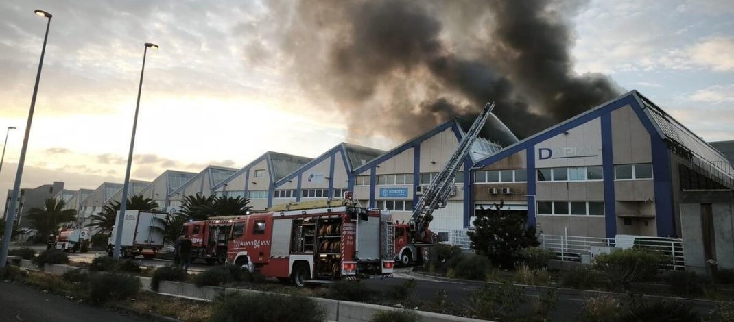 Incendio industrial en Güímar: rápida intervención evita daños mayores en el polígono. Despliegue coordinado de emergencias