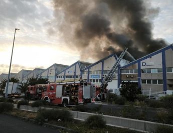 Incendio industrial en Güímar: rápida intervención evita daños mayores en el polígono. Despliegue coordinado de emergencias
