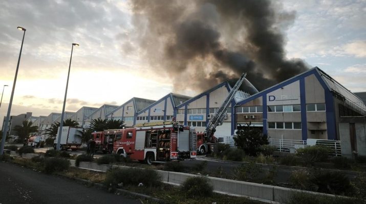 Incendio industrial en Güímar: rápida intervención evita daños mayores en el polígono. Despliegue coordinado de emergencias