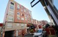 El humo de un incendio en una cocina obliga a evacuar y ventilar un bloque de viviendas en Ponferrada. Intervención urgente