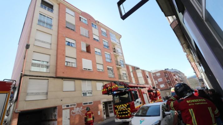 El humo de un incendio en una cocina obliga a evacuar y ventilar un bloque de viviendas en Ponferrada. Intervención urgente