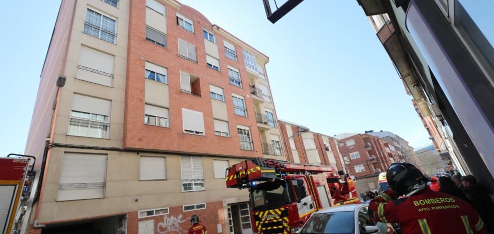 El humo de un incendio en una cocina obliga a evacuar y ventilar un bloque de viviendas en Ponferrada. Intervención urgente