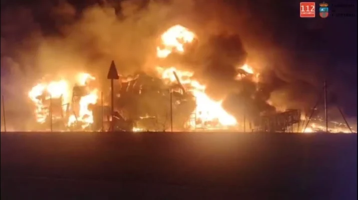 Incendio de gran intensidad destruye una nave industrial en Cantabria durante la madrugada. Emergencia nocturna