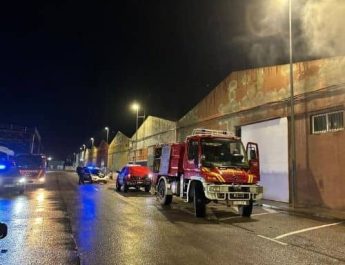 Incendio devora nave industrial en Benicarló