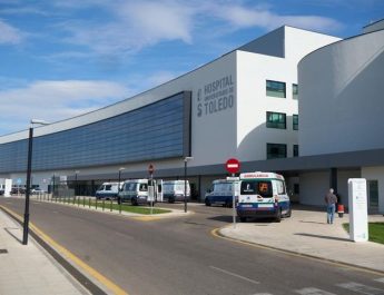 Incendio nocturno en edificio residencial de Toledo obliga al rescate urgente de dos mujeres y al confinamiento de vecinos