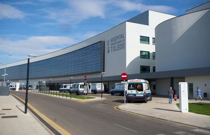 Incendio nocturno en edificio residencial de Toledo obliga al rescate urgente de dos mujeres y al confinamiento de vecinos