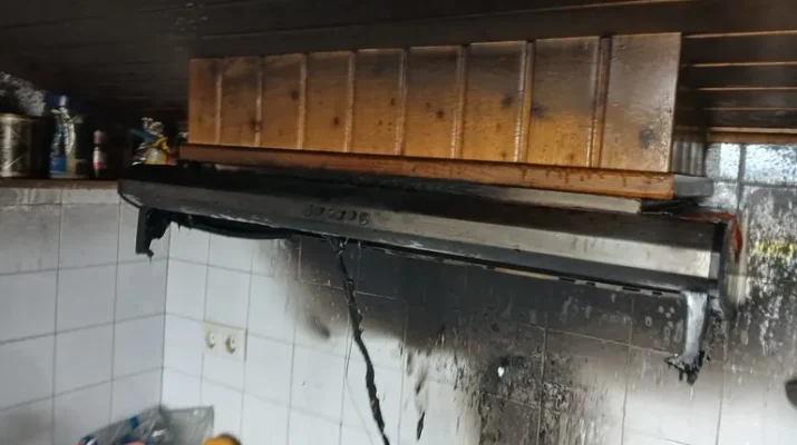 Incendio en una cocina de Oleiros obliga a la intervención de emergencias tras una intensa acumulación de humo. Intervención rápida